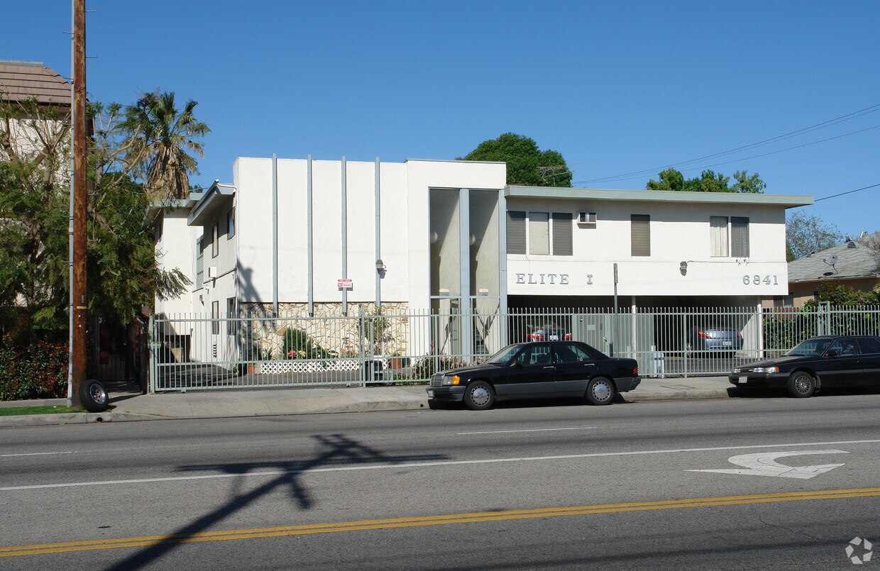 Foto del edificio - 6841 Woodman Ave