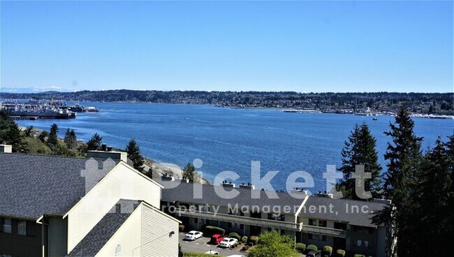 Building Photo - Top Floor 2 Bedroom Condo with a View!
