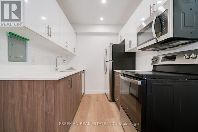 Building Photo - 2707 Yonge St