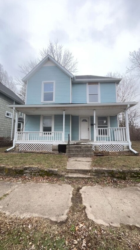 Primary Photo - Large Front Porch