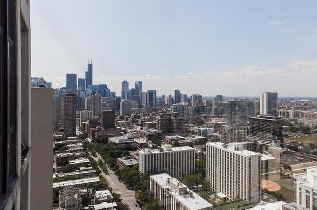 Views 1 - 1122 N Clark St