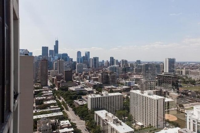 Views 1 - 1122 N Clark St