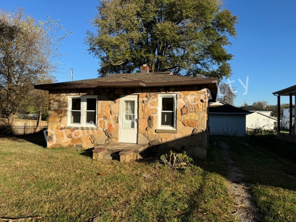 Primary Photo - Adorable Stone 1 Bedroom Home Available!