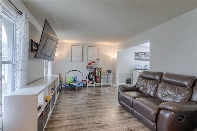 Building Photo - {8615} Remodeled w/ Updated Kitchen + New Flooring + Fenced backyard