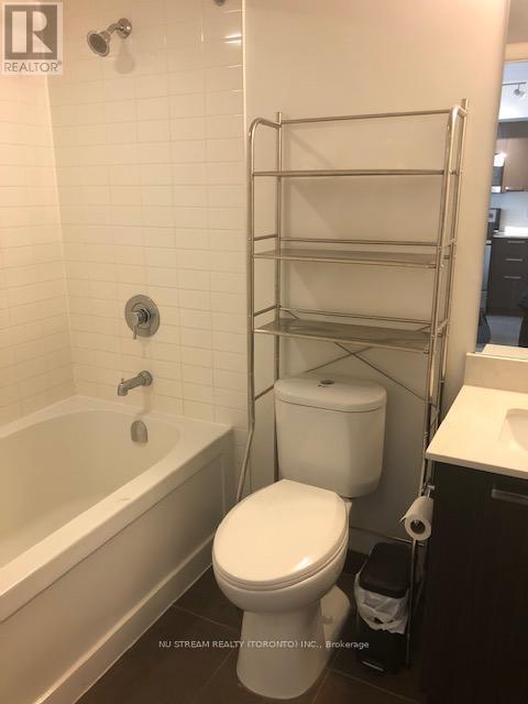 Photo du bâtiment - 88 Sheppard Ave E