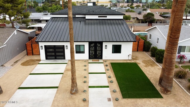 Building Photo - 2514 E Coolidge St