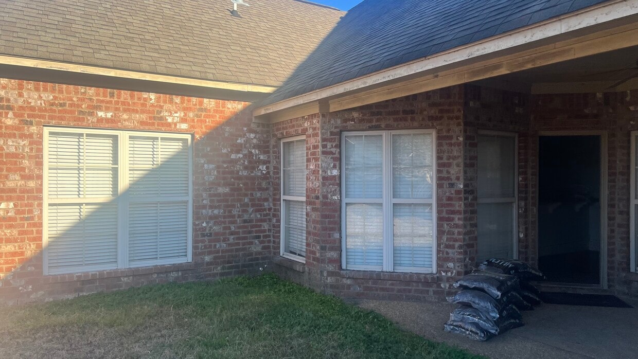Building Photo - 204 Calhoun Dr