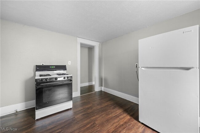 Building Photo - 1063 W 21st St