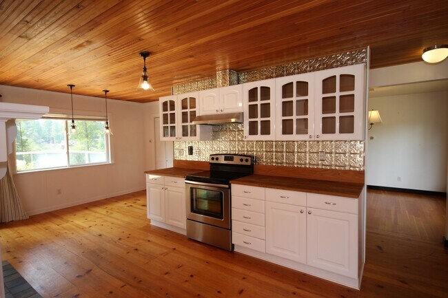 Building Photo - Beautiful 3 Bedroom Auburn Waterfront Home!