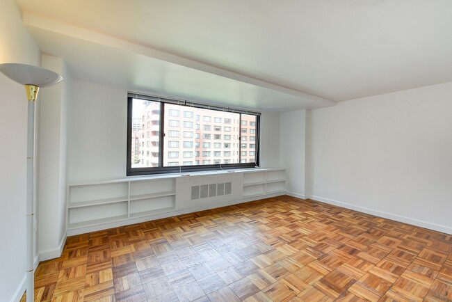 Building Photo - Spacious & Bright Studio at River Place South