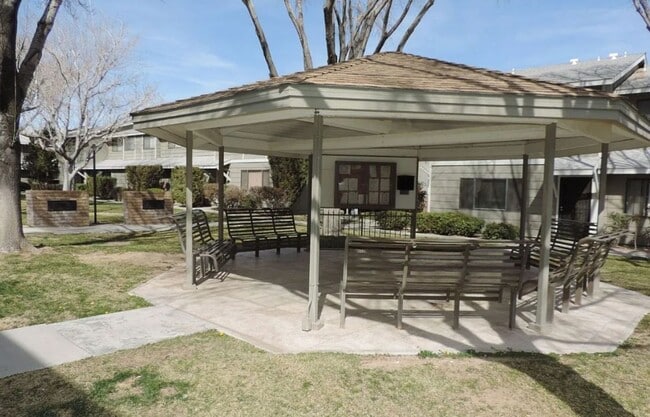 Building Photo - Cozy 3 bed 2.5 bath