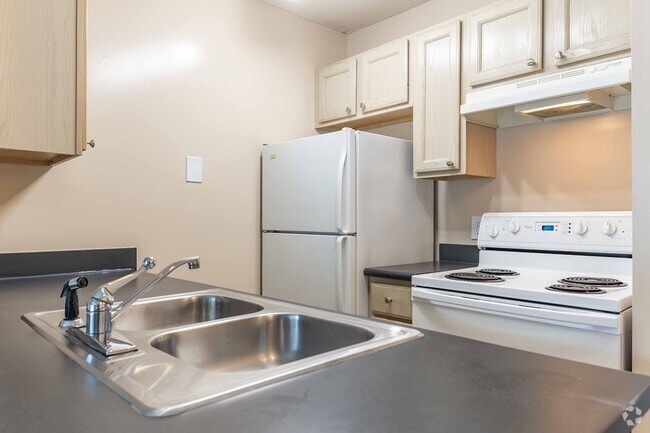 1BR, 1BA - 561SF - Kitchen - Heritage Glen