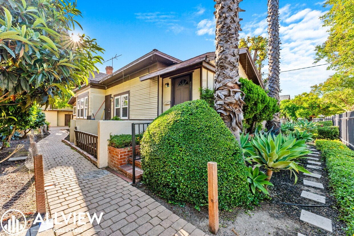 Foto principal - 1208 North Van Ness Avenue