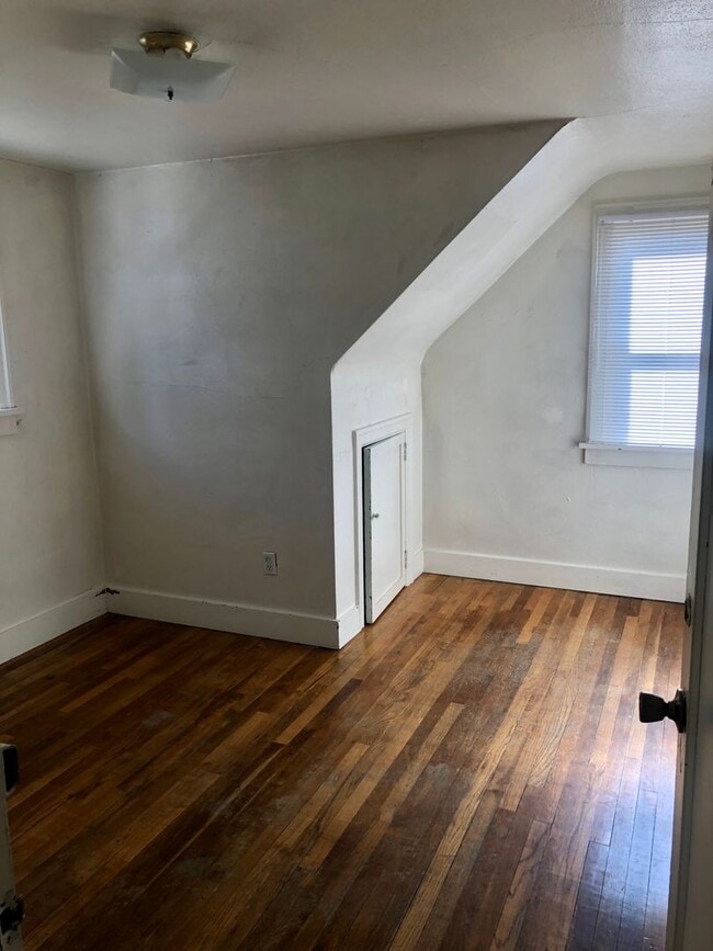 Building Photo - 527 Taylor Ave