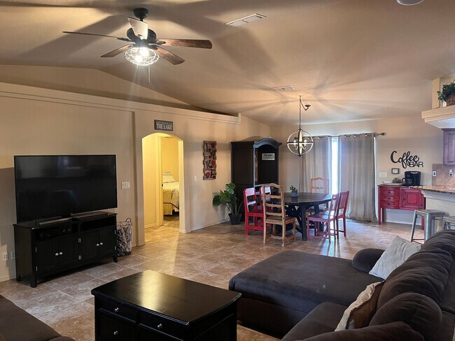 Foto del edificio - **PENDING** Longterm Furnished or Unfurnis...