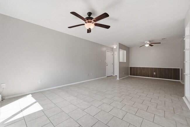 Foto del edificio - 8160 Stonebrook Dr