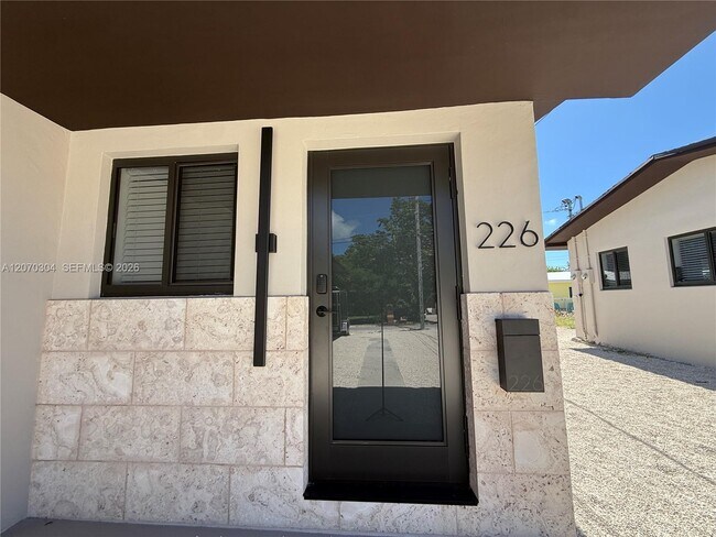 Foto del edificio - 226 Hispanola Rd
