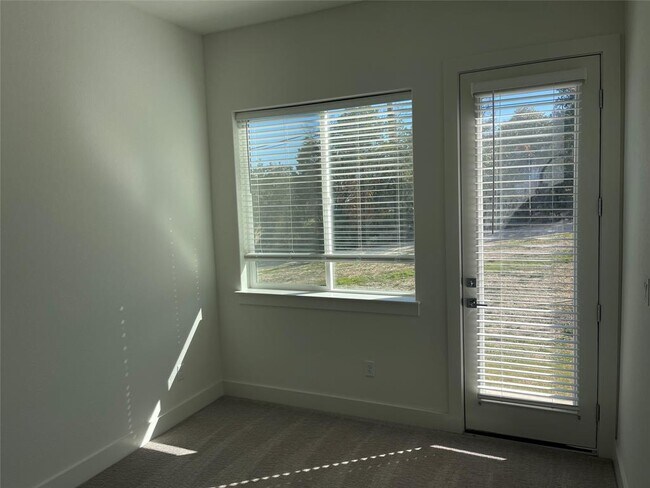 Foto del edificio - 2050 Lohmans Spur Rd