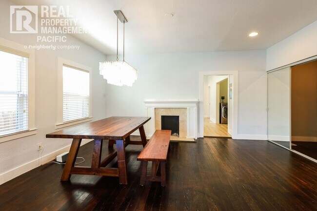 Foto del edificio - Bright & Spacious Oakland Home with Backya...