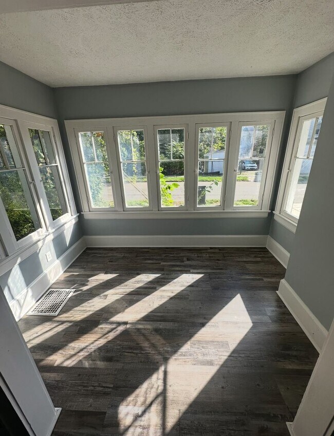 Building Photo - 4 Bed / 1 Bath Updated Floors & First-Floor Bedroom!