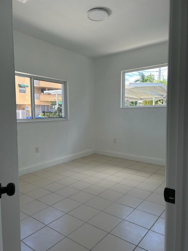 Building Photo - 2450 SW 31st Ave