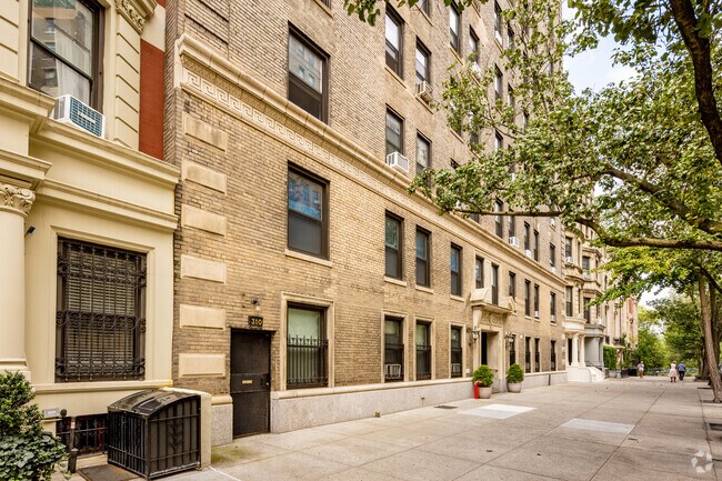 Building Photo - 310 W 106th St