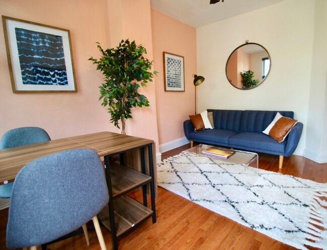 Foto del edificio - 1423 E Street NE, Unit First Floor