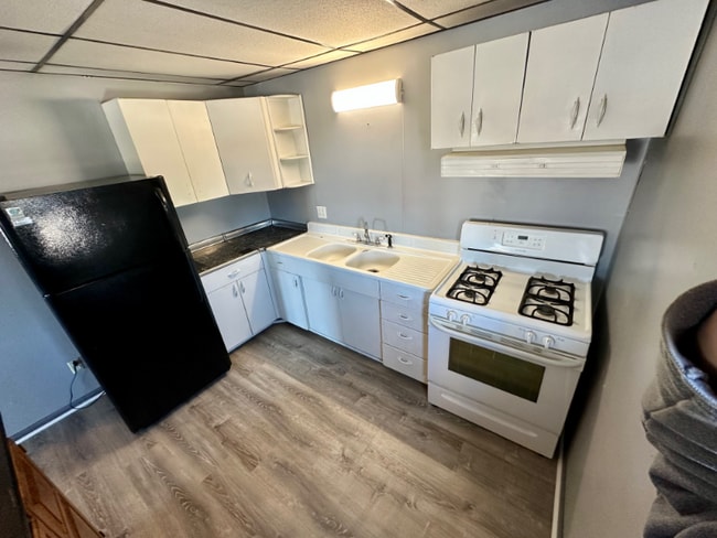 Building Photo - 102 S Main St