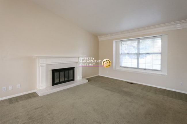 Building Photo - Spacious 4 Bedroom Murray Home