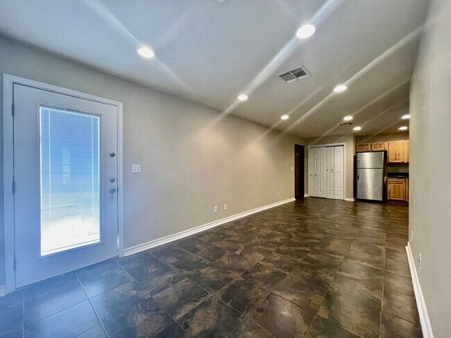 Foto del edificio - Walk to campus! Walk downtown! Fenced yard! Flat Rate Utilities!