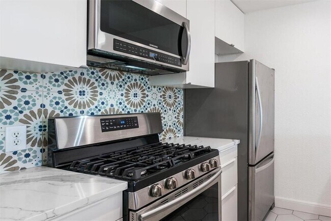 Building Photo - 6501 E Hill Dr