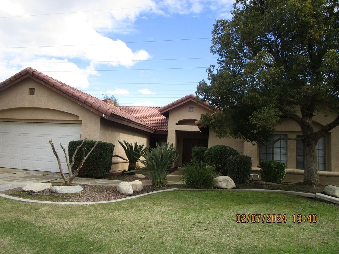 3 Bedroom House with Pool!! House Rental in Bakersfield, CA