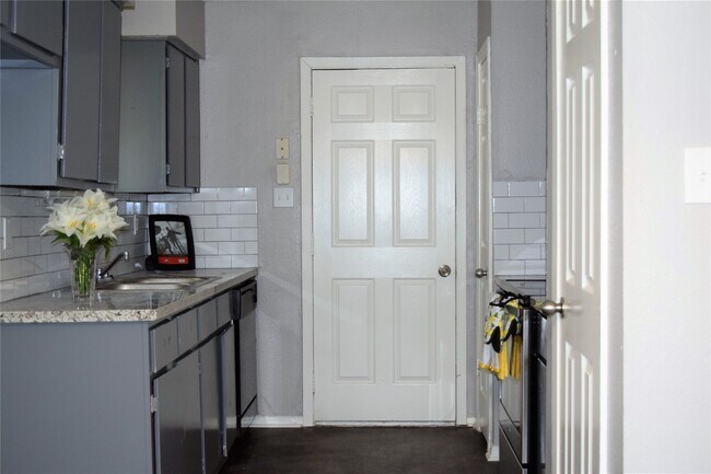 Foto del edificio - 15406 Willview Rd