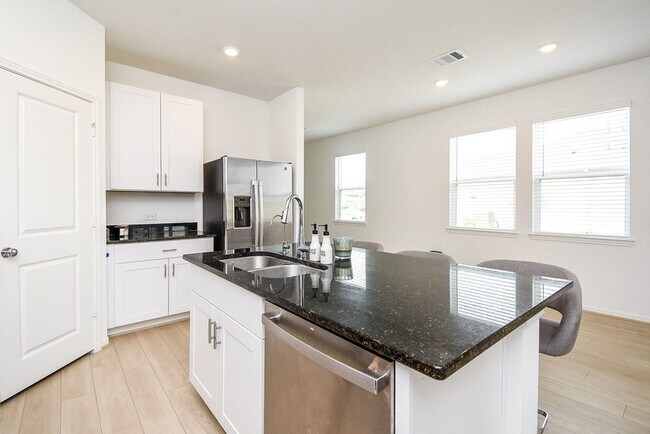 Foto del edificio - 18006 Whitetail Run Ln