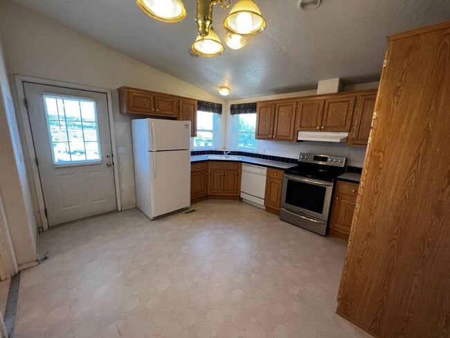 Building Photo - 3040 SW River View Dr