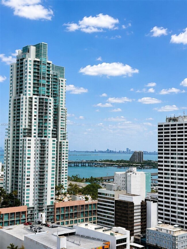 Foto del edificio - 151 SE 1st St