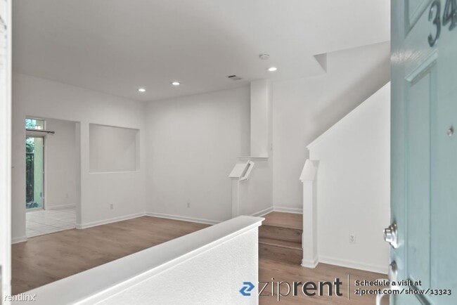 Building Photo - 3 br, 2.5 bath Townhome - 343 Oleander Dr,...