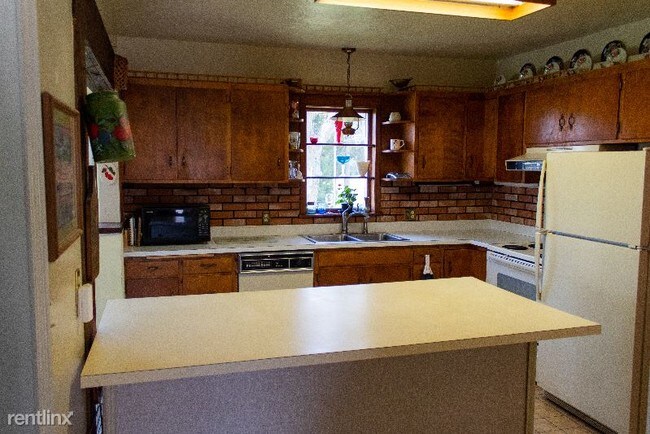Building Photo - 5 br, 3 bath House - 698 County U