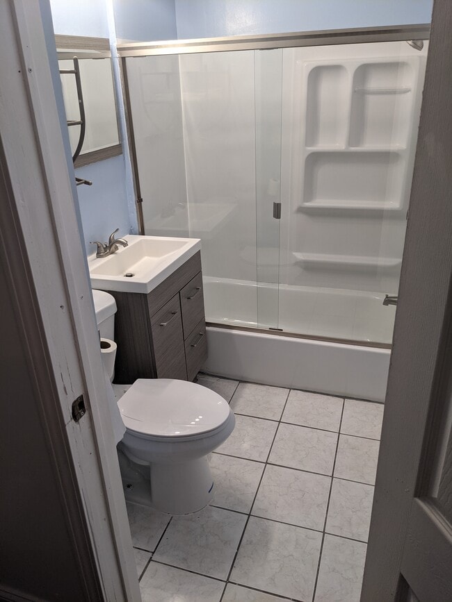 Bathroom - 2455 W Cortland St