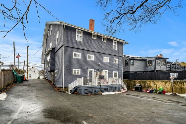 Building Photo - 275 Lynnfield St
