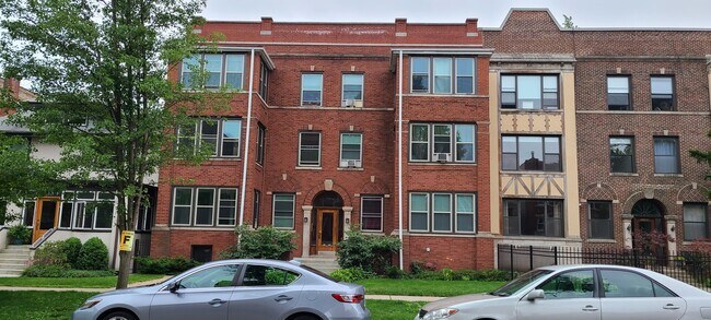 Foto del edificio - 1403 W Jarvis Ave