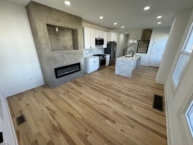 Building Photo - 2 Bedroom - Weiland Park