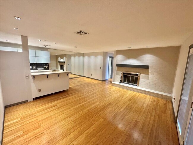 Building Photo - 4400 Hemingway Dr