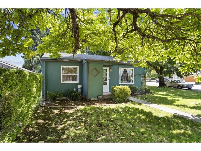 Foto del edificio - 3Bd/1Ba Mid Century Home In Canby~ A/C, 2 Additional Storage, and Spacious Yard!!!