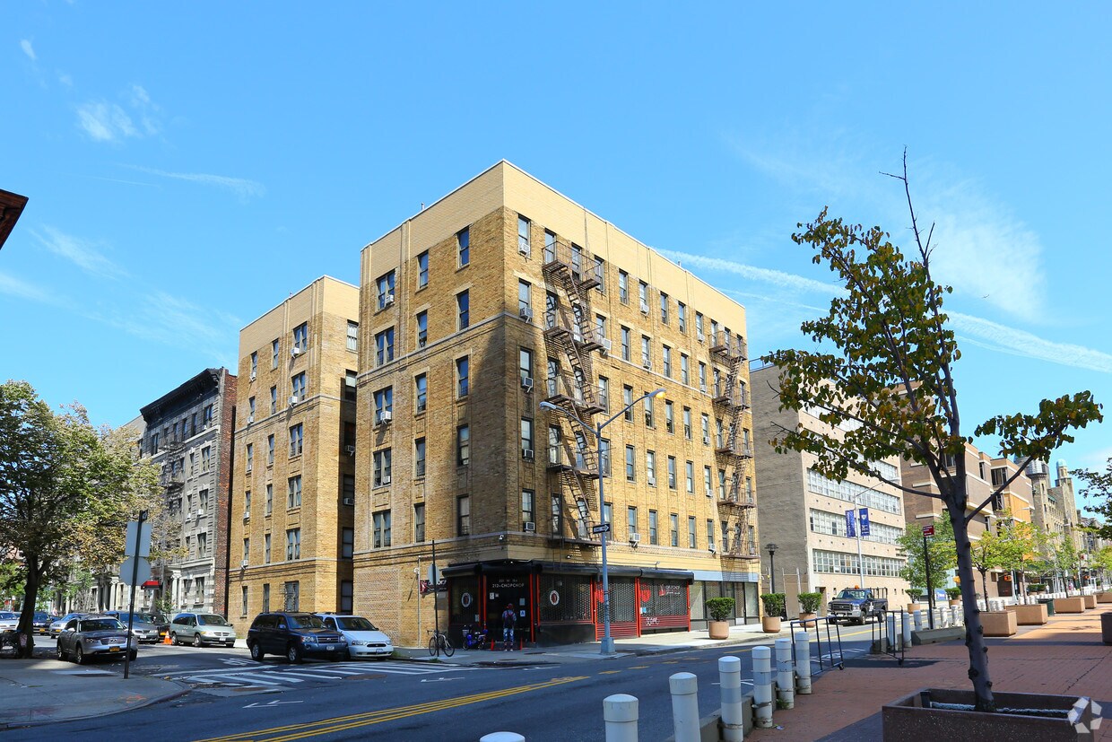 Building Photo - 501 W 184th St