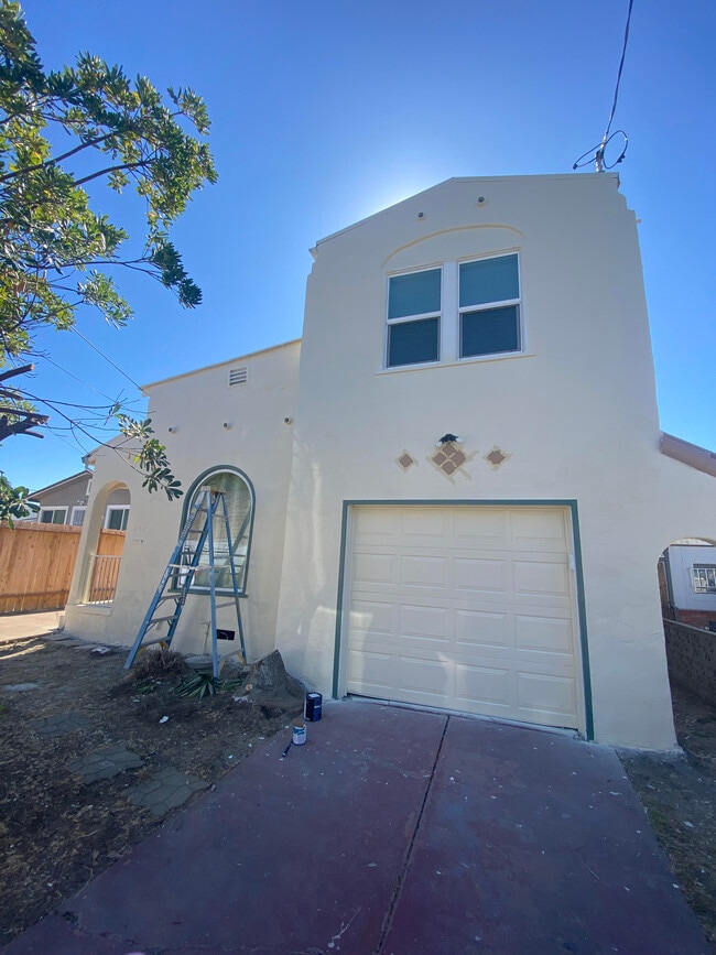 Building Photo - 207 Curry Ave