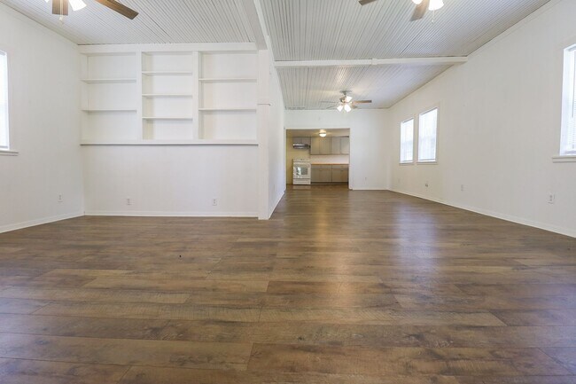 Building Photo - 3 Bed 2 Bath Rental House