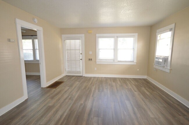 Building Photo - Awesome 2 Bedroom Fullerton Home