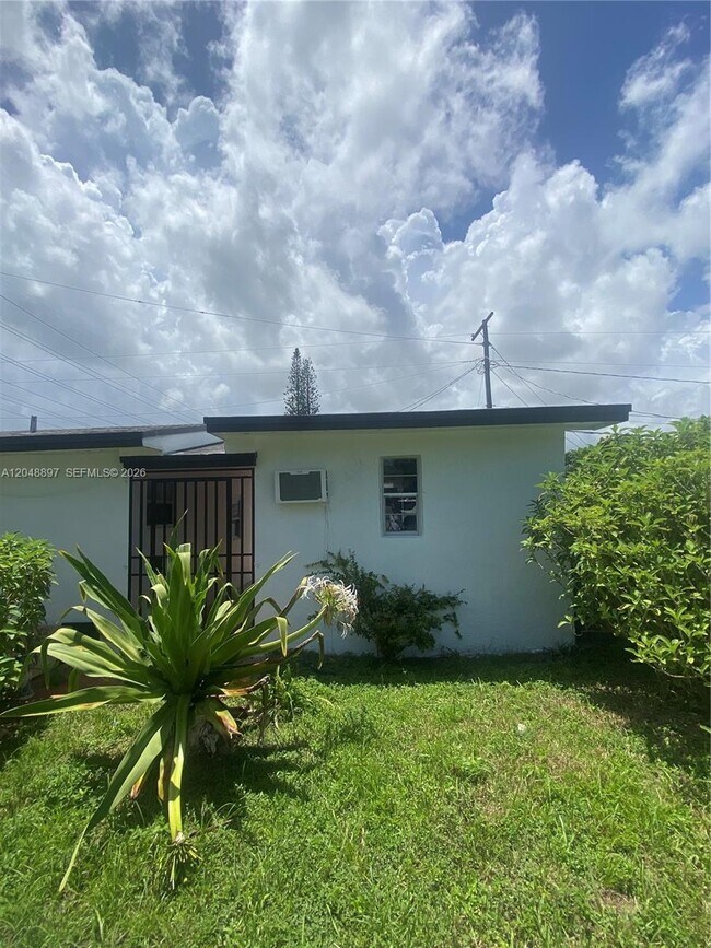 Foto del edificio - 15130 Tyler St