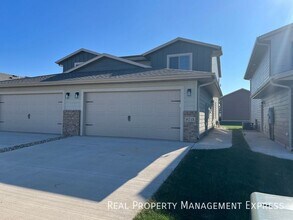 Building Photo - 3-Bedroom, 1.5 Bath Townhome